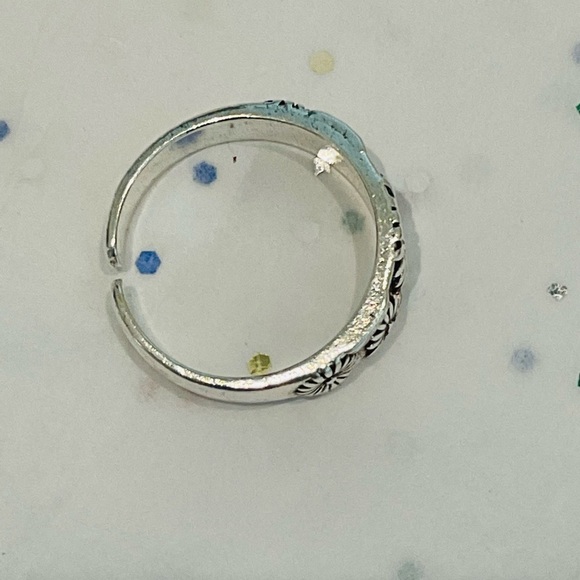 Antique Silver Tone Flower Decor Ring - Picture 5 of 10